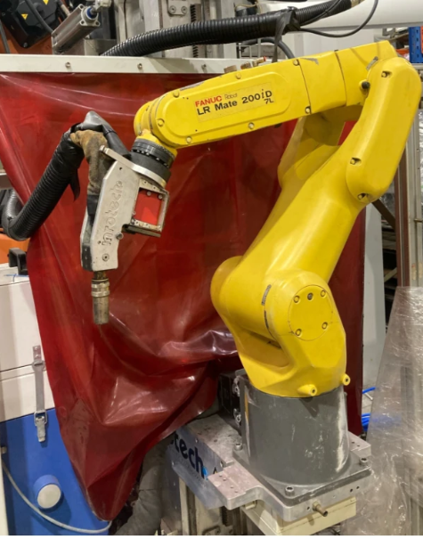 Robot spawający Fanuc 200iD/7L na przejeździe