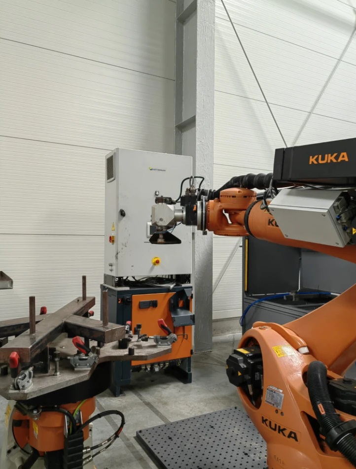 Kuka KR 210 R2700 prime ze stołem obrotowym